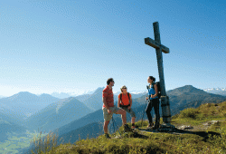 web KAM 000092 Drei-Wanderer-mit-Gipfelkreuz Fotograf-Albin-Niederstrasser