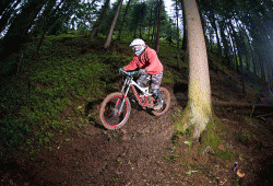 web KAM 002959 Downhiller-bei-der-Abfahrt Archiv-TVB-Ferienregion-Hohe-Salve