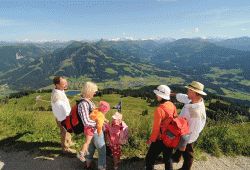 web KAM 003153 Familie-bewundert-die-Aussicht-von-der-Hohe-Salve Fotograf-Hannes-Dabernig