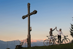 web KAM 002980 Rennradfahrer-mit-Gipfelkreuz Fotograf-Norbert-Eisele-Hein